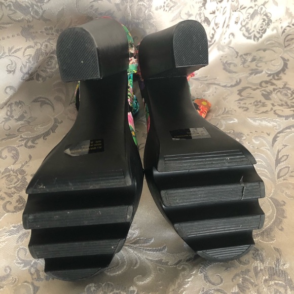 *** SOLD **Wild Diva Lounge Floral Print Platform - Picture 9 of 16